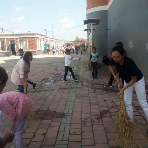 主题教育引领师生行动，齐心协力共创清新环境