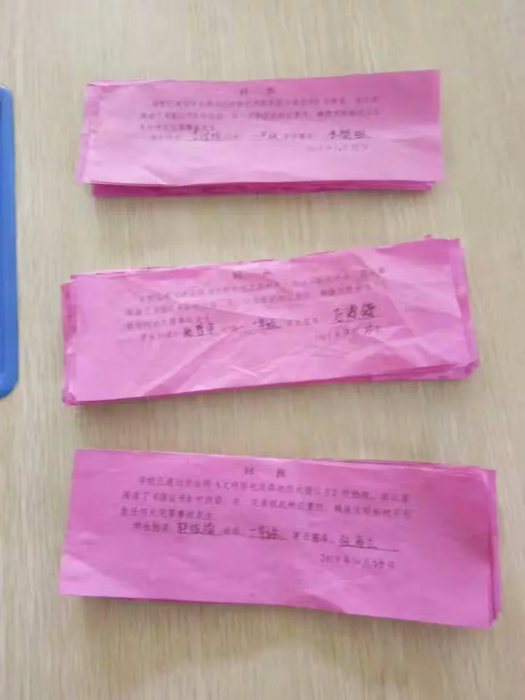 25日下午，各班同学们把签好字的《回执》交学校留档。