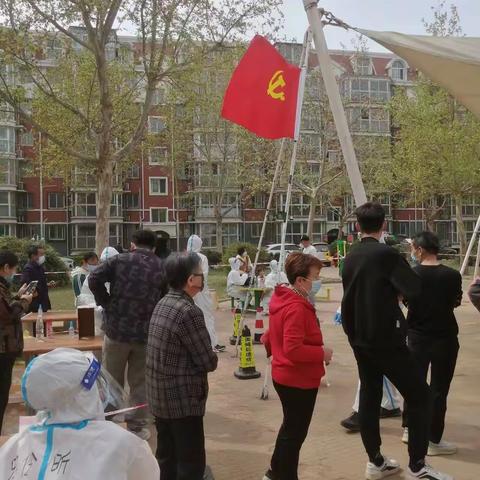 党旗招展，筑牢防疫抗疫基层防线