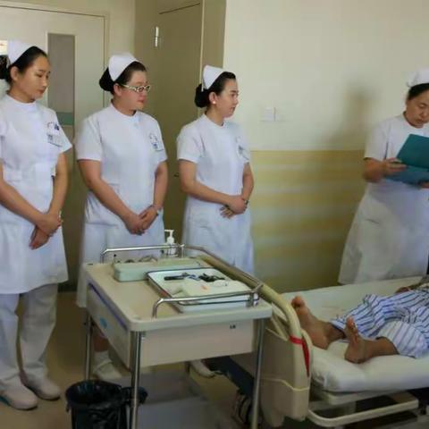 神经外科为更好的开展体贴式优质护理服务，我们共同学习，查房学习两不误！