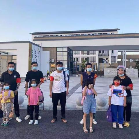 爱心护航  感恩有你——白阳小学二（2）班家长爱心值岗