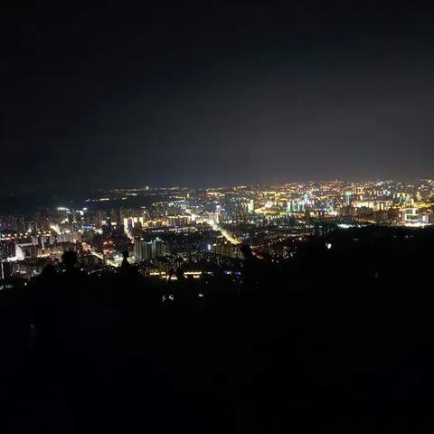 雨后初晴深秋日，夜爬昆明长虫山，在夜色阑珊处观万家灯