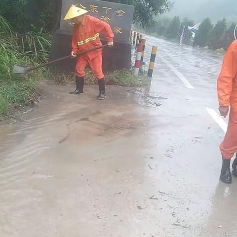 市公路与运输管理中心干线科积极清理路面隐患 确保公路畅通