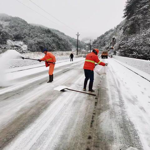 抗击冰雪 公路人在行动