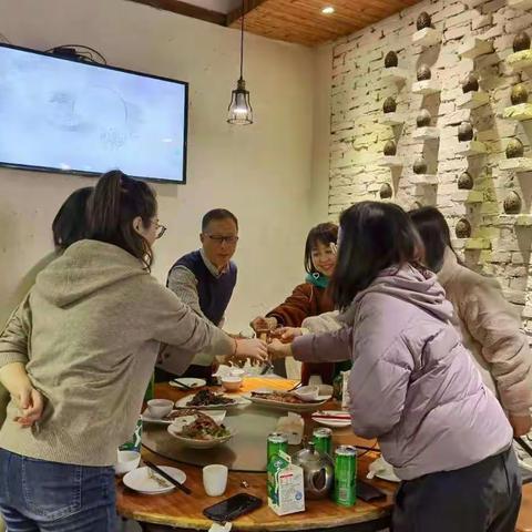 【碑林教育·新优质学校成长计划】新春送暖显关怀 此心安处是吾乡——小雁塔小学领导慰问“异地过年”教师