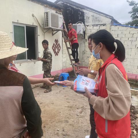新宁坡网格员入户开展扫黑除恶宣传活动