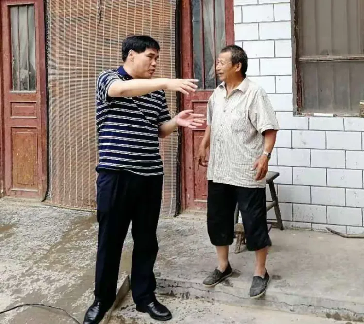 牧野区区长牛晓辉慰问白露村贫困户