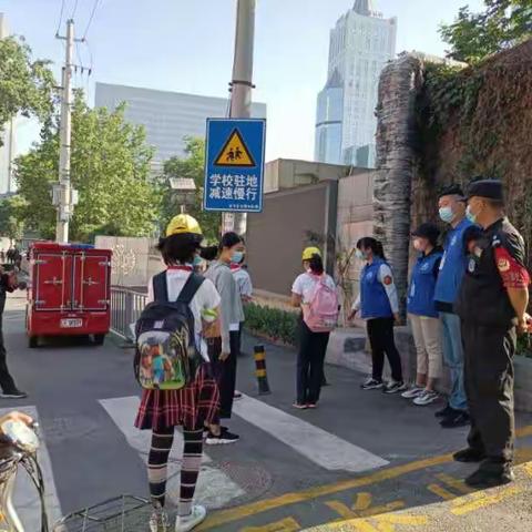 【千佛山街道】社区网格员变身“守门员、指挥员、服务员”为学生复学保驾护航