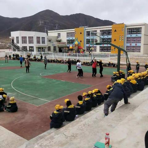 甲玛希望小学全体教师在进行篮球🏀比赛。