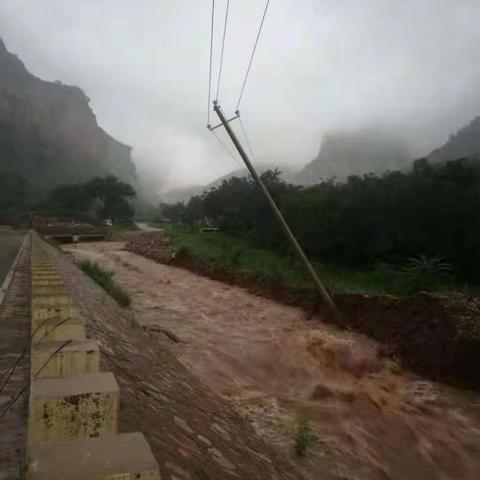 雨季来临故障多 电力工人抢修忙