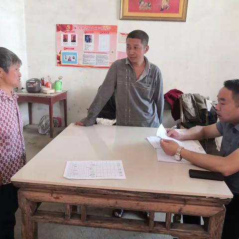 第一书记走访慰问并视察扶贫产业