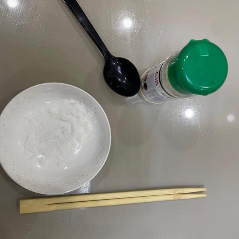 思考:不小心将厨房的佐料:胡椒粉与盐巴混在了一起，用什么方法将他们分离开呢