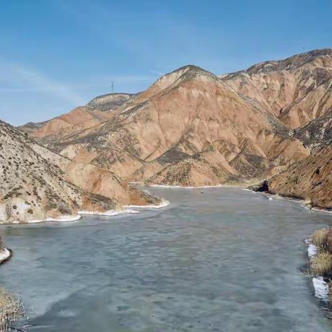 雪落烟起似报恩，水转土挡湖堰塞