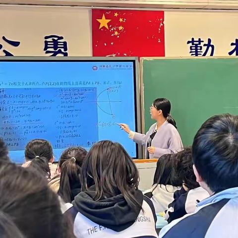 学习研讨不懈步，听课评课促成长