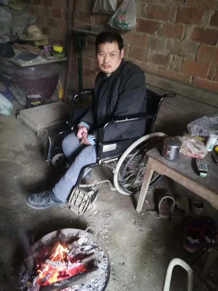 幼时小儿麻痹症，轮椅伴终身！