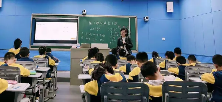 方丽丽老师执教《整十数加、减整十 数》，利用刚刚过去的研学情境，导入新知，贴近学生实际，激发了学