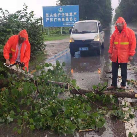 大雨持续，源汇区公路养护中心大刘道班道路巡查，确保道路畅通