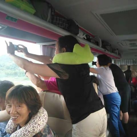 川西之行，炫丽风光，高原小恙，苦中寻乐。二十余日，记忆难忘，感谢中旅，感谢江天。