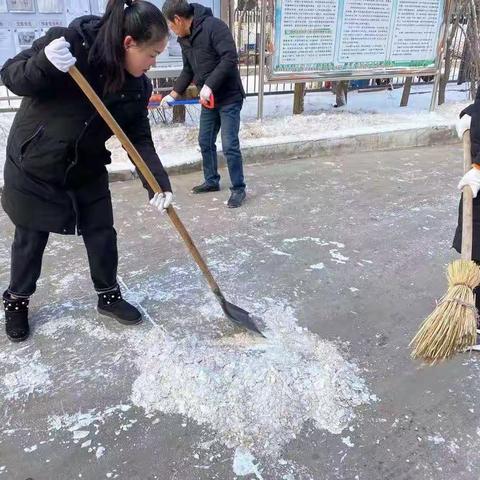 【文明实践在行动】新华街道新南社区扫雪总动员，严寒清雪暖人心