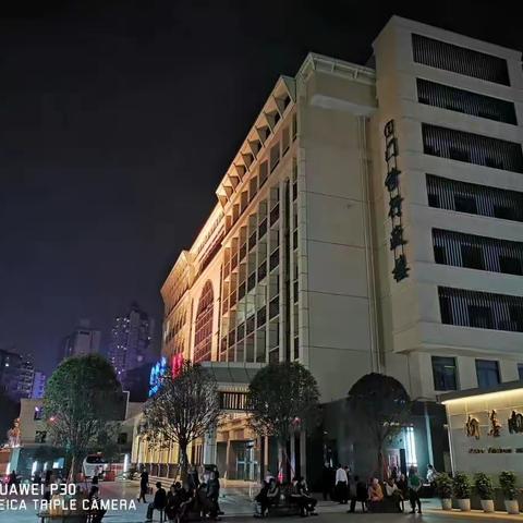 美丽医院建设后，夜幕下的重庆大学附属肿瘤医院，宁静、亮丽。