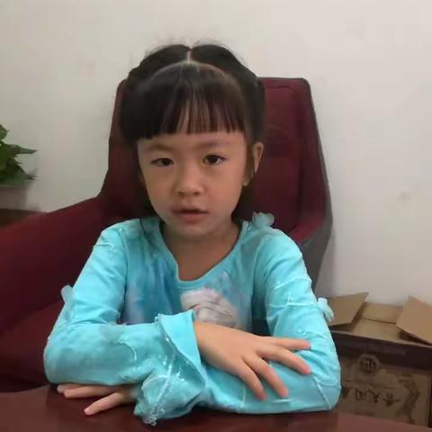 爱背诗的小姑娘