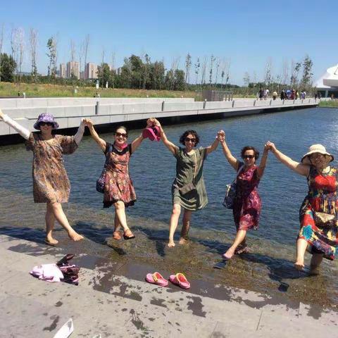 永远的姐妹～阿芳请客～江北大剧院拍照～淑兰家玩麻将～风了一天～真开心！2017年7月11日