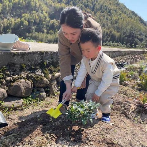 “我和小树共同成长”——小小一班亲子植树节活动