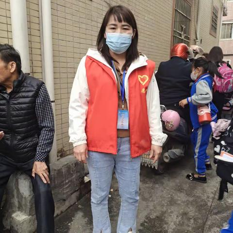 构建平安校园 家长志愿者在行动－－二（9）班最美家长护学岗！