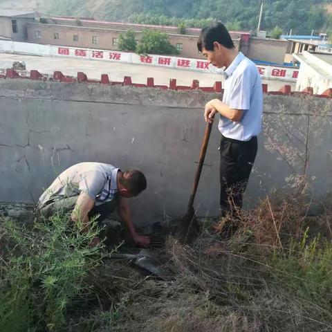 车赶寄宿制小学隐患排查：清除下水道及校园周边水道淤堵保持讯期水流畅通