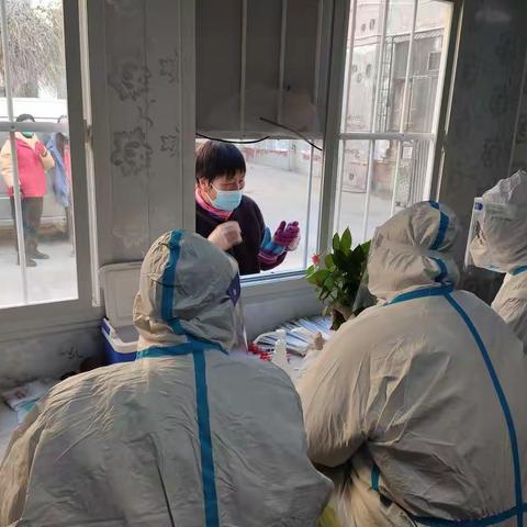 热心居民为医护人员送花