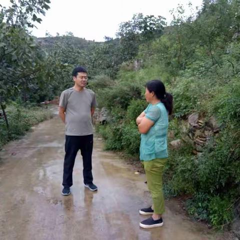 冒雨送温暖，政策助扶贫