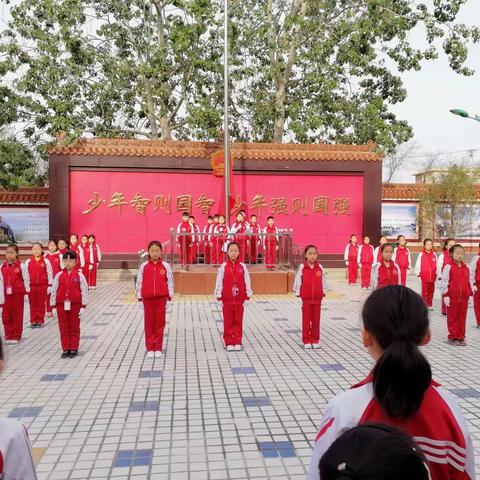 绛县第一实验小学《践行社会主义核心价值观》主题升旗仪式进行中