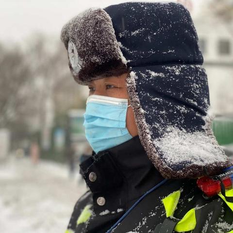 冰天雪地不惧寒 疏导交通暖人心 青州特巡警提醒广大市民：注意出行安全