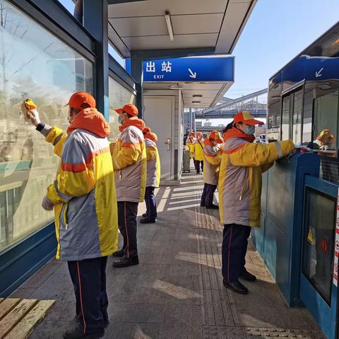 2023年2月27号-3月5日三中队一周的志愿服务擦快4车站进社区清扫楼道卫生到两个社区给居民理发学习雷锋精神