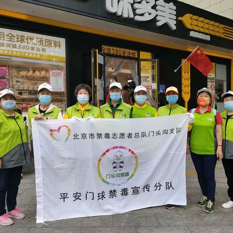 2022年10月1日-10月7日禁毒分队志愿者放弃休息礼让斑马线值岗有30名志愿者参加活动其中有10名引导员参与