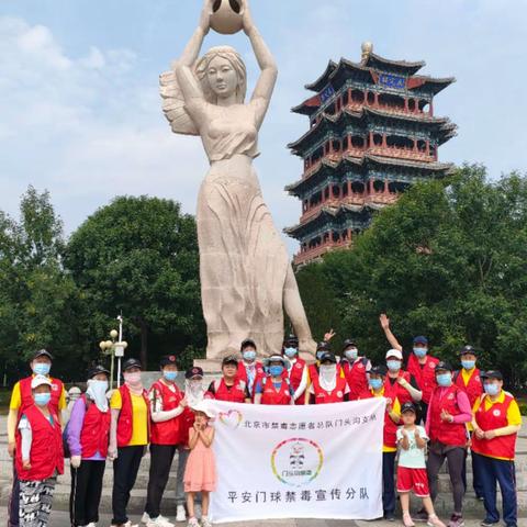 2022年7月22日上午我们平安门球禁毒分队志愿者走进门城湖公园开展净滩志愿服务活动最后垃圾分类大家都辛苦