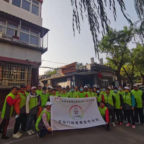 2023年10月23日是农历重阳节上午30名禁毒志愿者来到龙泉花园社区活动另一路来到中门寺敬老院给老人演节目