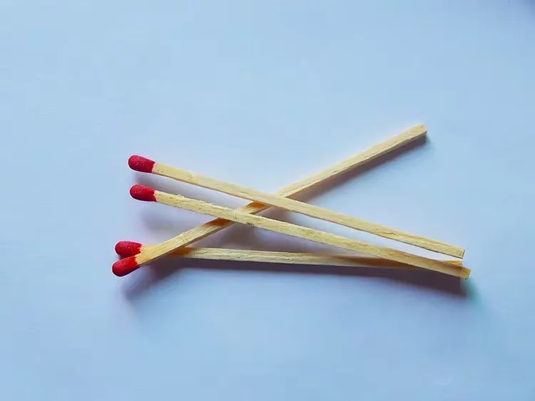 三根火柴吊起三瓶水，这么厉害？