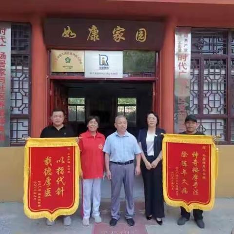 敲锣打鼓送锦旗