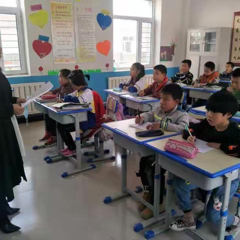 提倡读标准音，写规范字，丰富校园文化气氛，提高学生语文素养，我校4.12日进行了听写比赛。