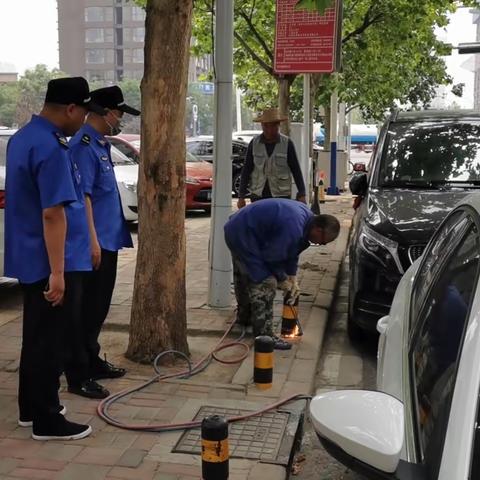 开展小街巷集中整治     提升城市管理水平----城管局市政所开展“还道于民”综合整治活动