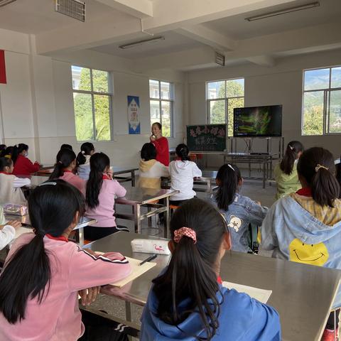 《我是女生》     碧城镇中心小学开展青春期健康教育活动