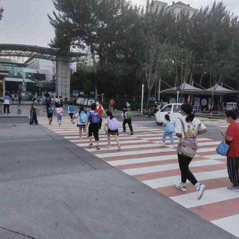 二年级二班的执勤红马甲