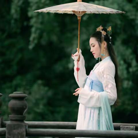 云想衣裳花想容