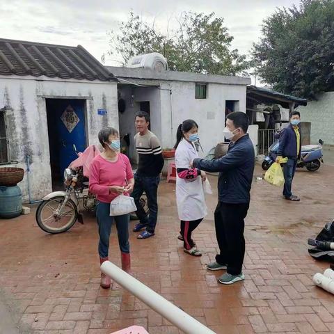 四更镇旦场园驻村工作队驻村工作之入户发放爱心健康包