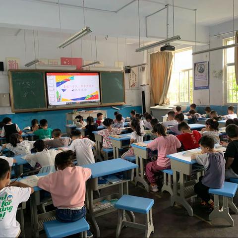 书香气息满校园——沙沟小学一年级二班读书交流会