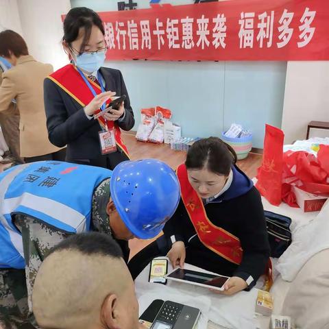 “心系农民工，服务暖人心”神木市广场支行走进建筑工地为农民工办理工资卡