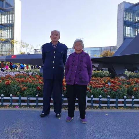 和爸妈赏菊，满满的幸福!