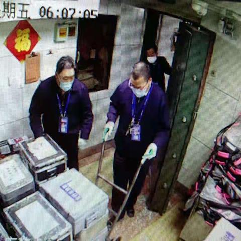 交通银行潍坊分行全员联动，有序开展纪念币兑换业务！