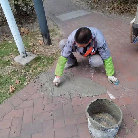 【我为居民办实事】铺平小区不平道路 护航居民安心出行